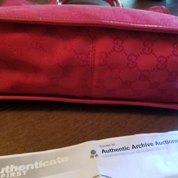 GUCCI Vintage red signature tote in very good condition. Comes with COA - Picture 6 of 13